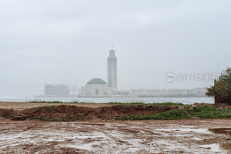 雨中的哈桑二世清真寺