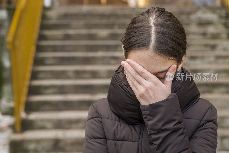 年轻女子的照片遮住了她的眼睛