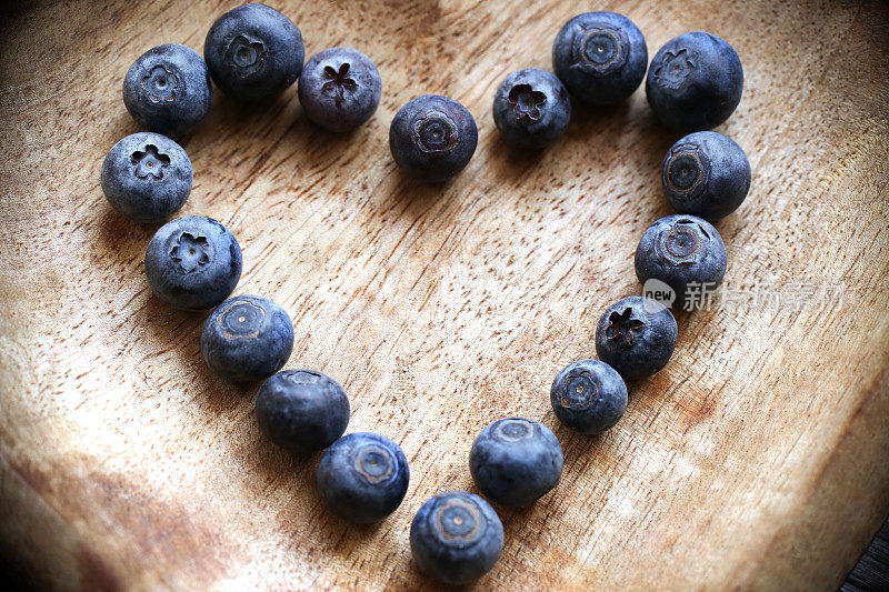 浆果:黑莓、蓝莓，背景为木头