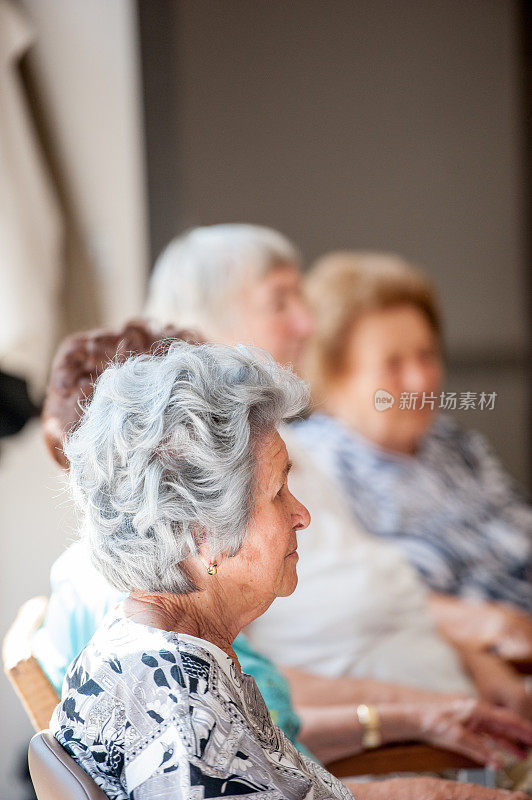 退休之家的老年妇女