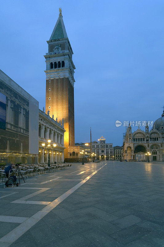 黄昏时分的威尼斯钟楼和圣马可大教堂