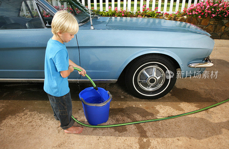 5岁的男孩正在洗车