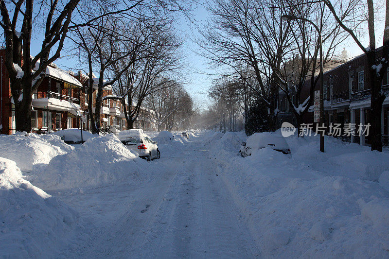 冬季暴风雪过后的蒙特利尔大街