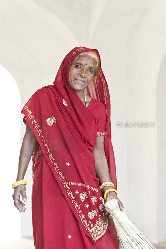 穿着漂亮的红色纱丽的印度老妇人