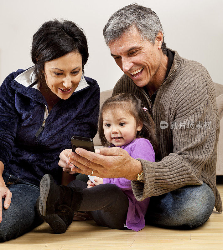 爷爷奶奶和小女孩在看手机