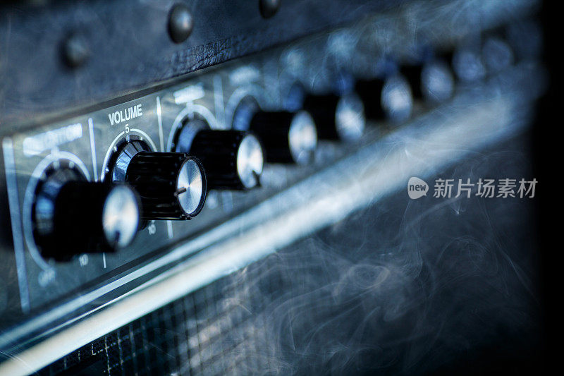 烟雾中的吉他音箱