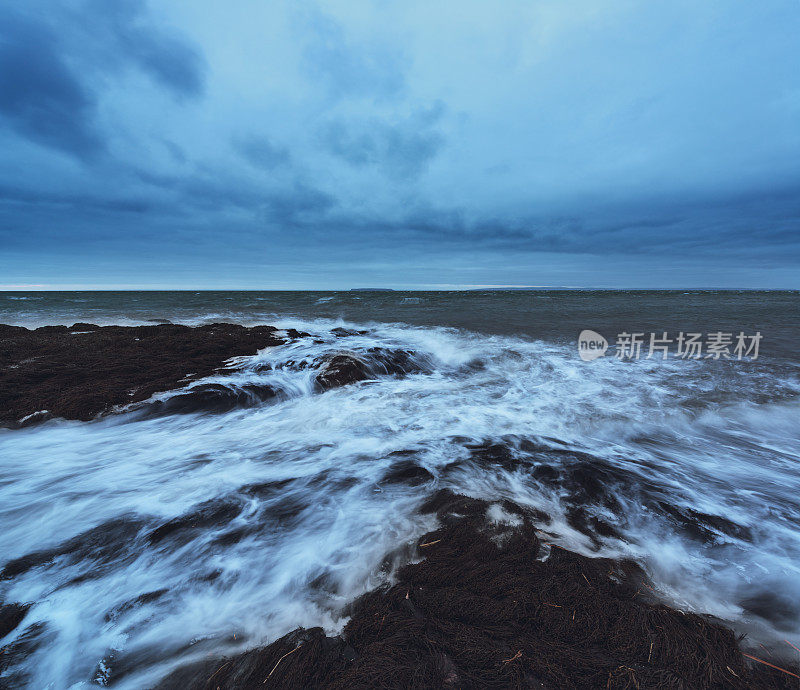 阴暗的海岸线