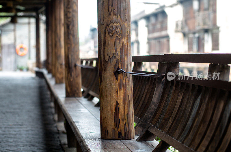 木制沙发和走廊通道