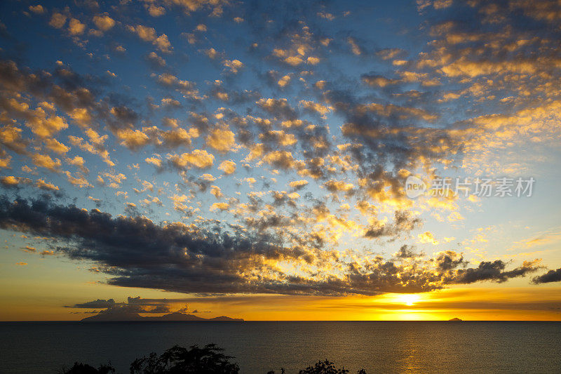 加勒比日落与美丽的云