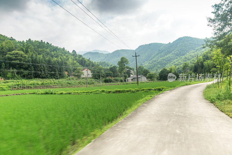 阳光灿烂的日子里的混凝土乡村公路