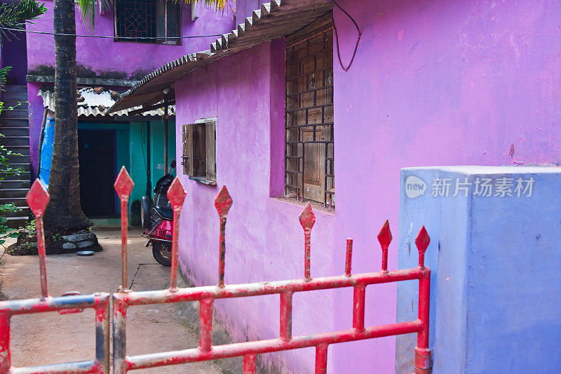 印度村庄里的紫色房子