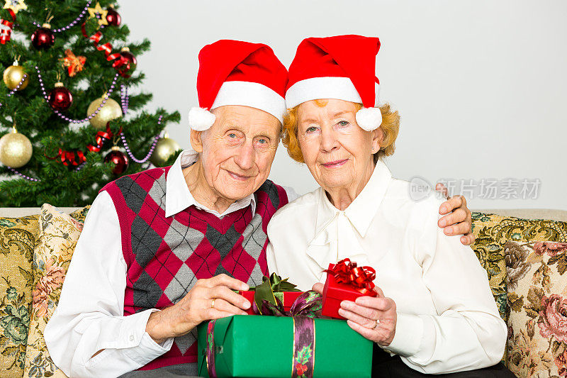 老年夫妇和圣诞树