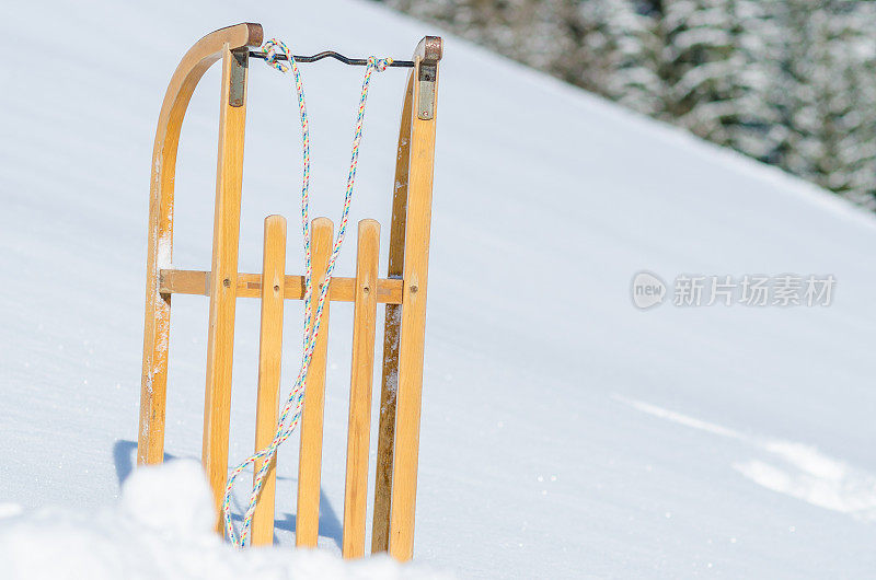 雪橇上有脚印