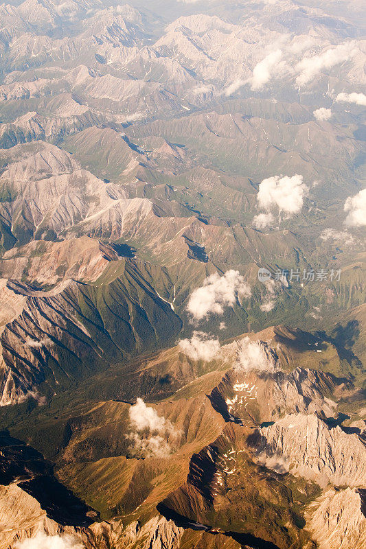 航拍:阿尔泰山的悬崖峭壁