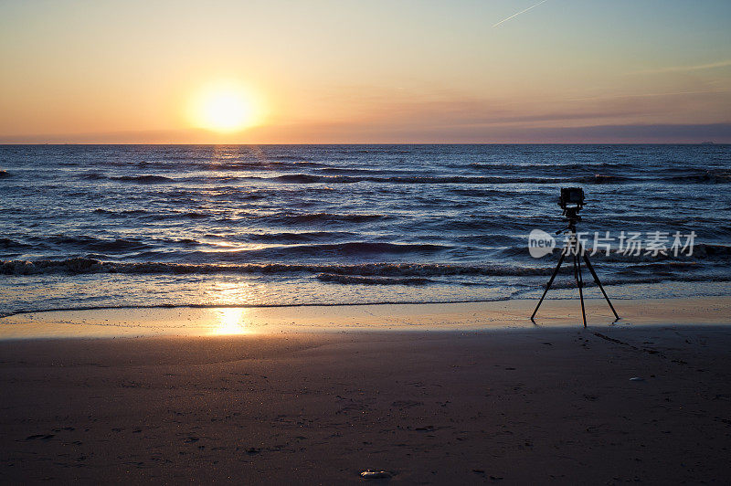 日落时分，荷兰海滩上的相机
