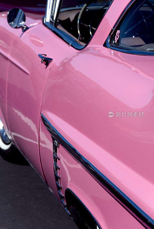 经典复古20世纪50年代粉色车，美丽的修复