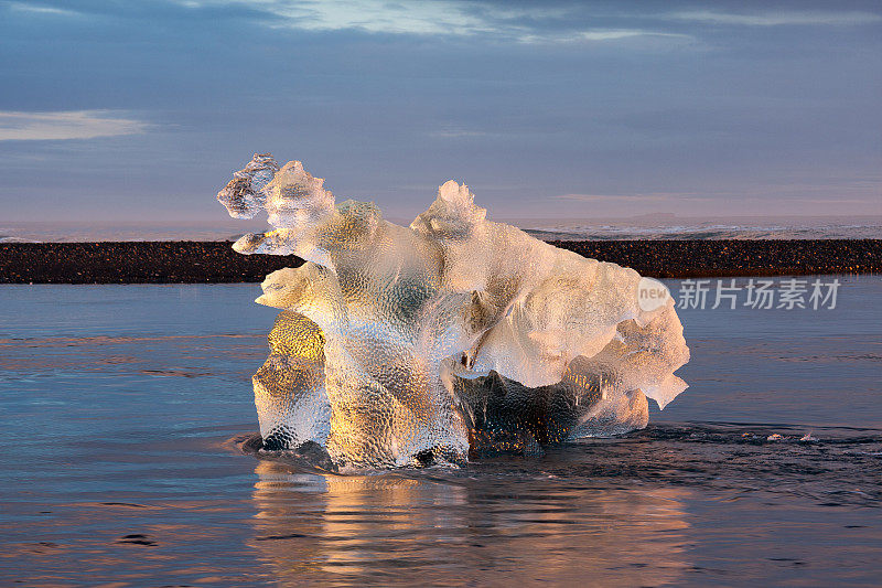 冰岛Jokulsarlon海面上的冰山