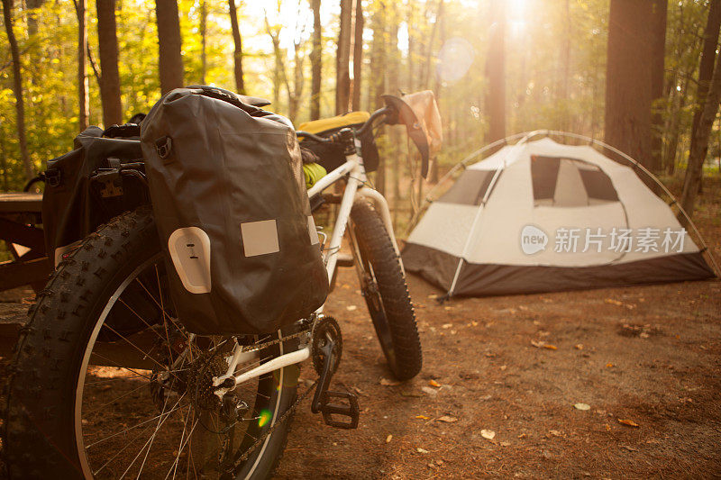在露营地设置自行车打包。