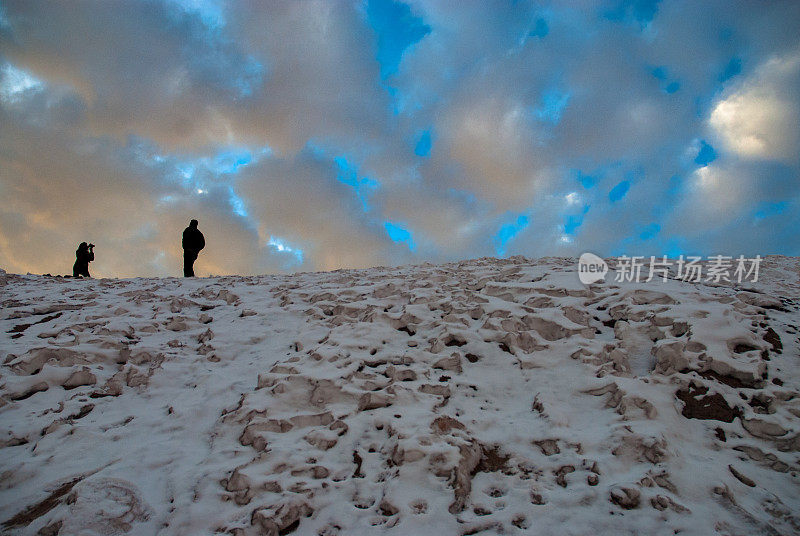 智利内华达山谷，两名游客在全雪山上自拍