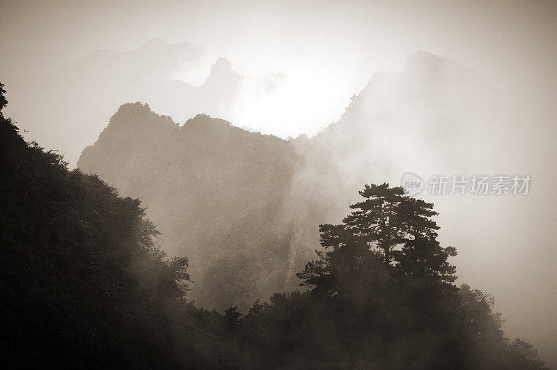 雾蒙蒙的武当山。