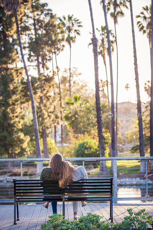 欣赏风景的少女