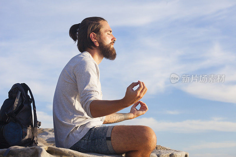 年轻的旅行者在大自然中冥想