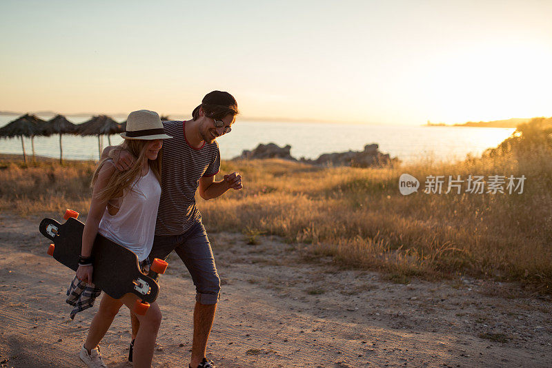 海滩上美丽的溜冰者