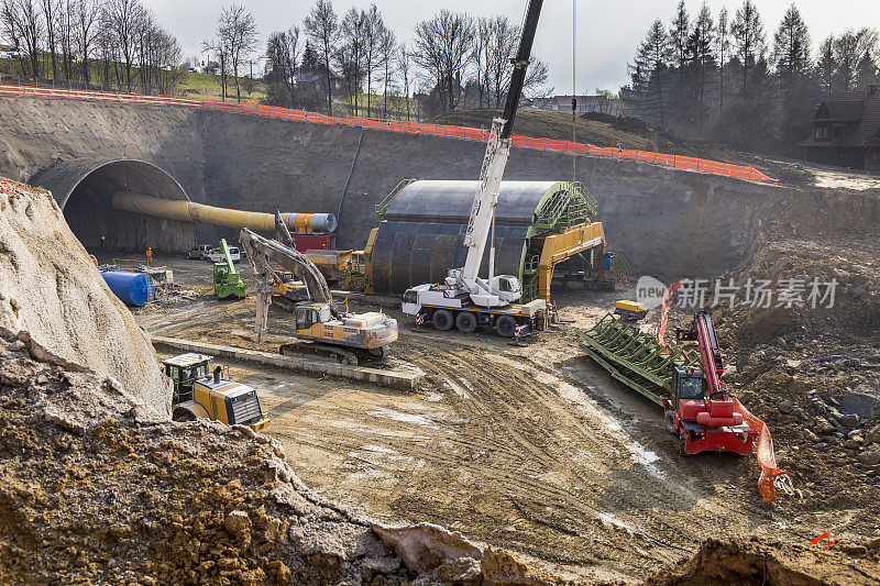 波兰纳普拉瓦新S7高速公路上的隧道施工