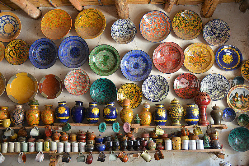 摩洛哥马拉喀什麦地那市出售的彩色陶瓷
