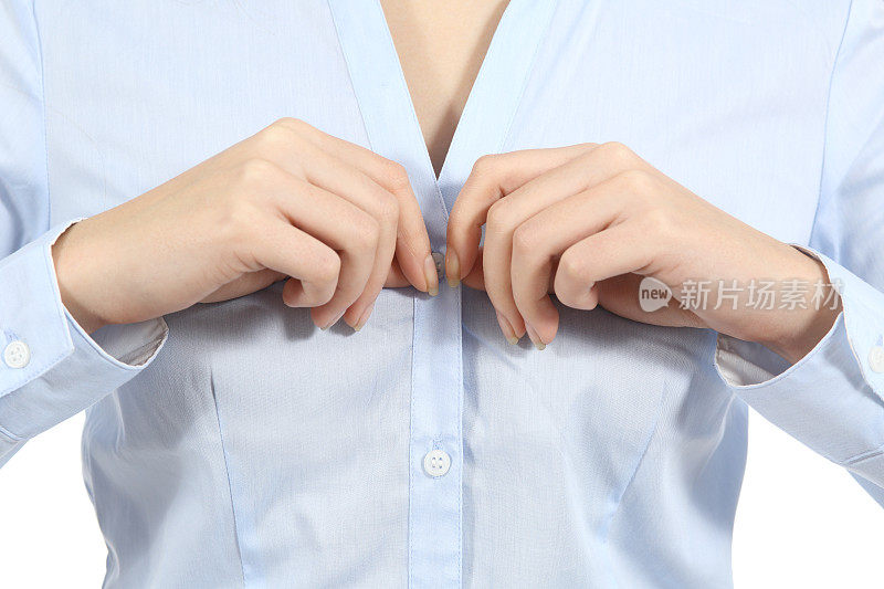 一个女人的手解开衬衫的特写