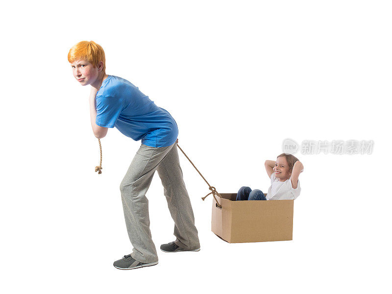 一个红头发、蓝色t恤的悲伤男孩拖着一个纸盒，白色背景上坐着一个笑着的小女孩