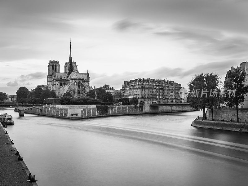 巴黎圣母院，黑白的巴黎