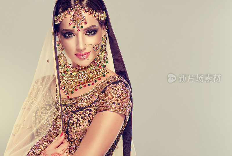 年轻迷人的模特穿着时髦，gildet，印度服装和昆丹风格的珠宝。