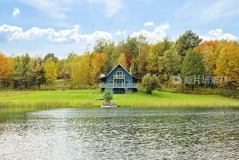 私人湖上的小木屋