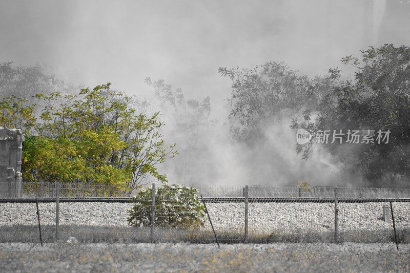 城市附近的田野着火了