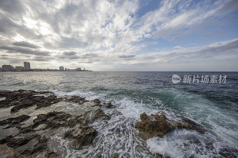 在古巴哈瓦那，海水撞击着马雷孔河岸的岩石