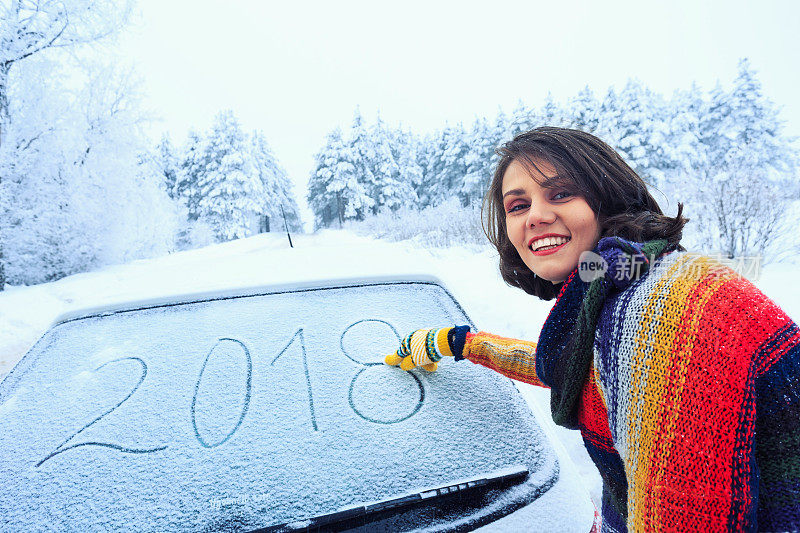 在雪地汽车上写标语的女人