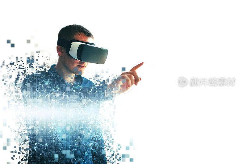 戴着虚拟眼镜的人会飞向像素。戴着虚拟现实眼镜的人。未来科技的概念。现代的成像技术。支离破碎的像素。