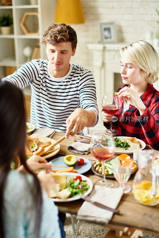 《现代人物》:在家里和朋友吃饭
