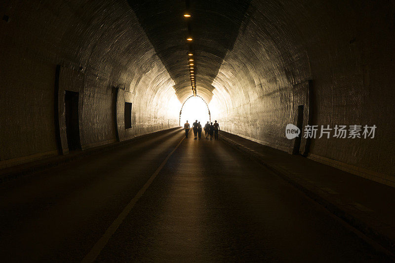 人们走向隧道尽头的光明