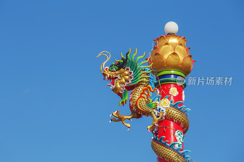 蓝天下的中国龙雕像