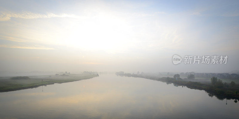 在一个美丽的秋天早晨，日出在IJssel河