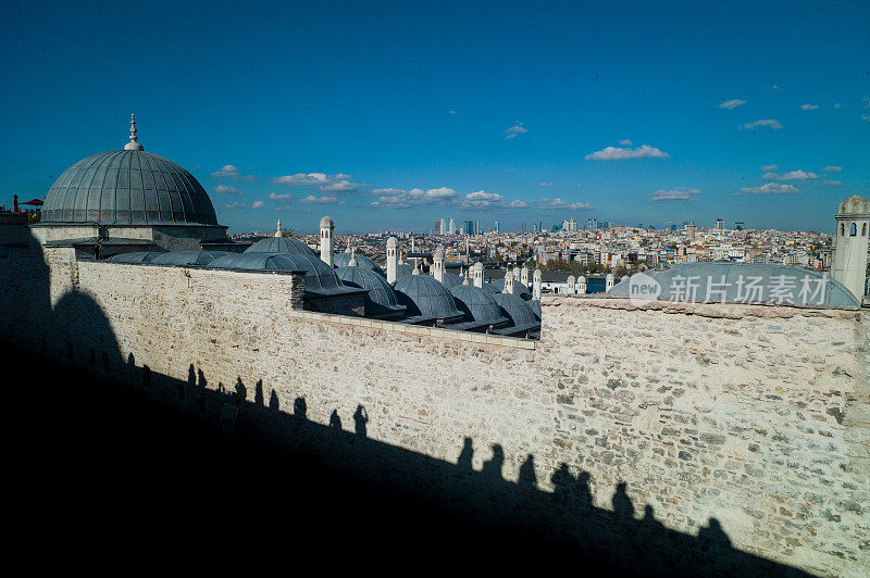 从土耳其伊斯坦布尔的苏莱曼清真寺观看，背景是金角