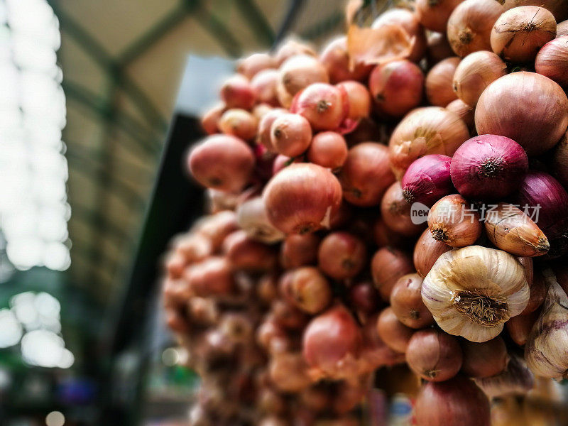 市场上挂着洋葱和大蒜