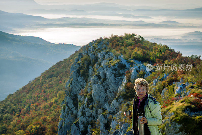 年长妇女在朱利安阿尔卑斯山徒步旅行，斯洛文尼亚，欧洲喝茶