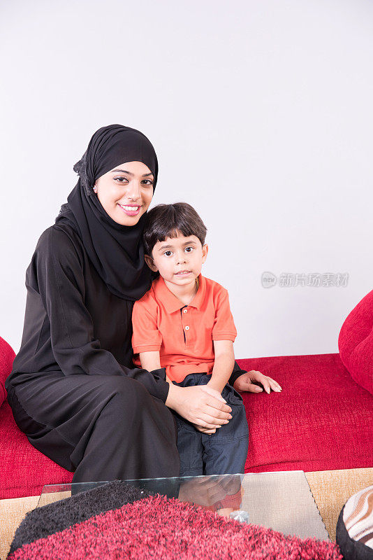 阿拉伯穆斯林母亲和她的孩子在家里