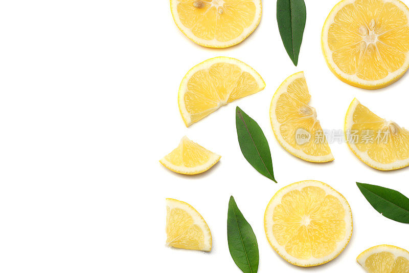 健康食品。切片柠檬与绿叶孤立在白色背景俯视图