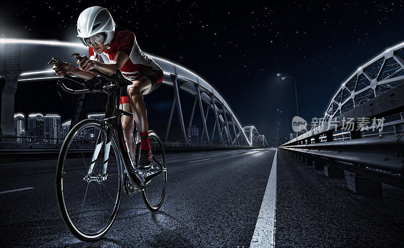 运动使用。女运动员在晚上骑公路自行车。夜城的壮观景色。