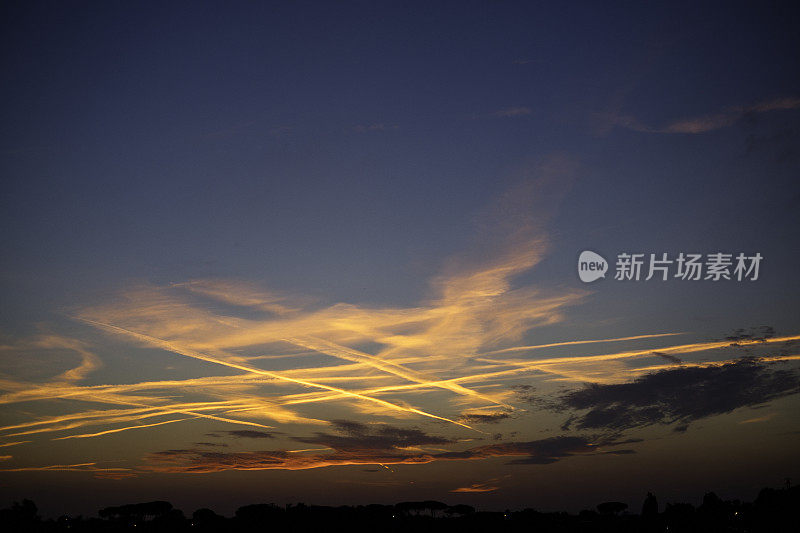 日落后的天空，飞机喷气