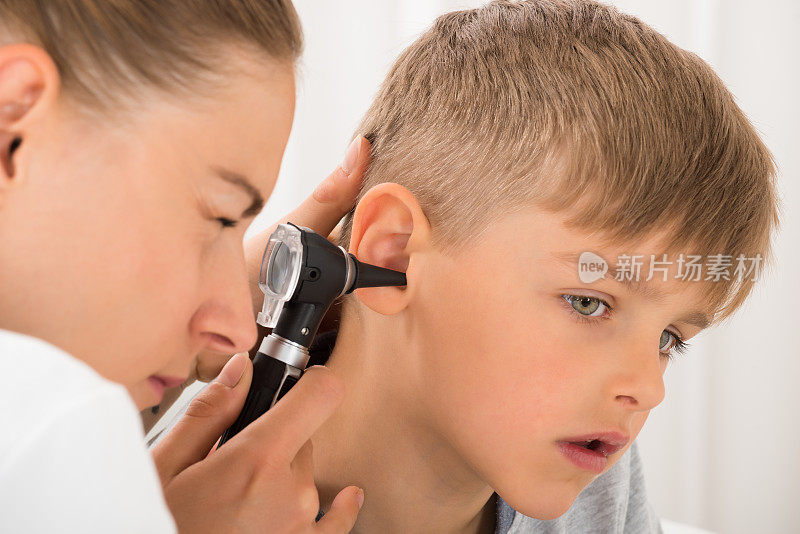 医生检查男孩的耳朵